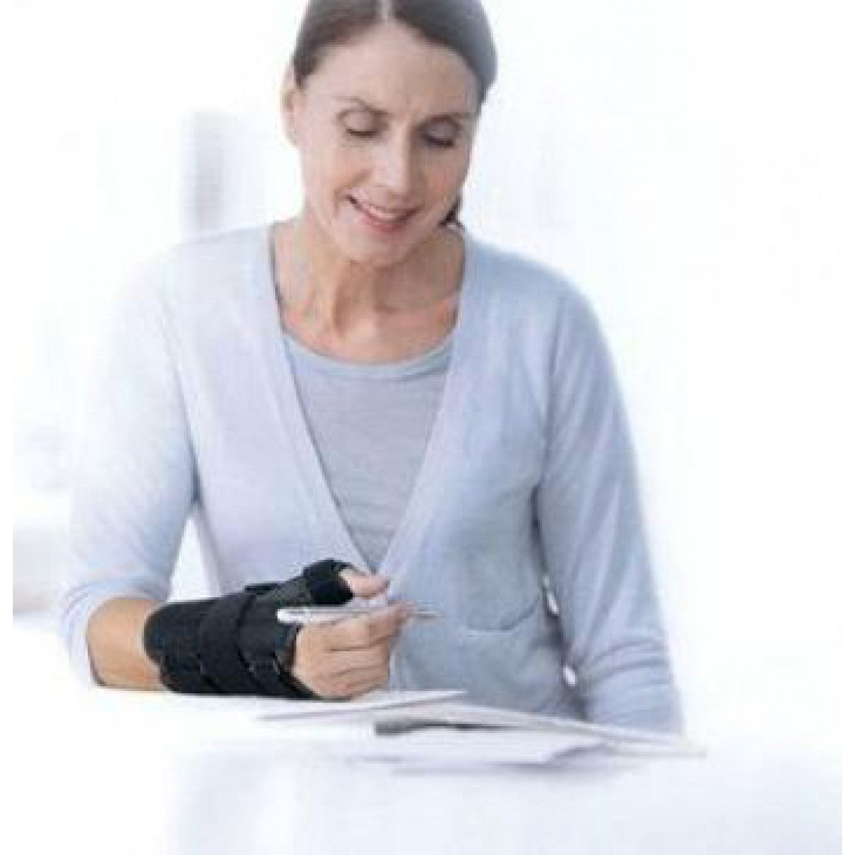 Actimove Manus Forte Plus wrist brace worn on wrist